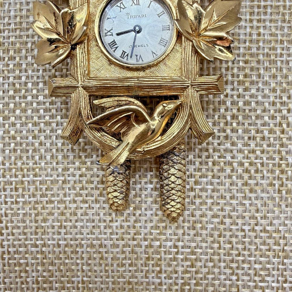 1960s Crown Trifari Gold Plate Cuckoo Clock Watch Necklace - Picture 5 of 16